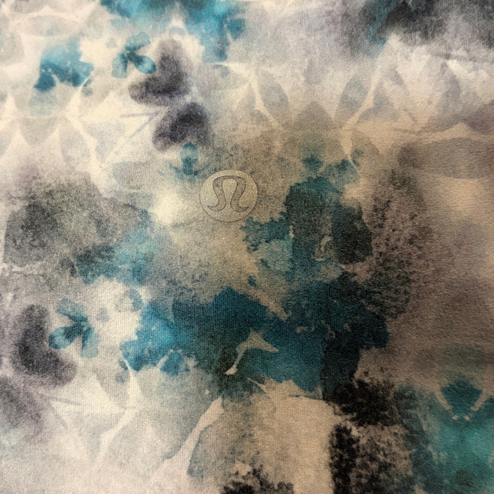 Authentic Lululemon Align Size 12 Blue Grey Kaleidoscope Top w/ Removable Pads - Picture 5 of 5